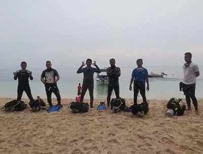 Peringati HUT RI ke-72, 30 Diver di Wakatobi Gelar Upacara Bawah Laut