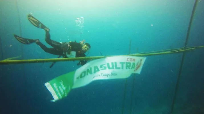 HUT RI, ZONASULTRA.COM berkibar di bawal Laut Wakatobi, hut ri 72, zonasultra, zonasultra.id