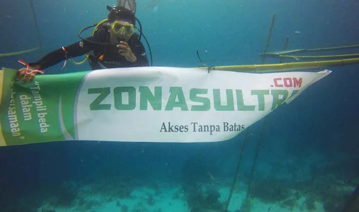 HUT RI, ZONASULTRA.COM berkibar di bawal Laut Wakatobi, hut ri 72, zonasultra, zonasultra.id