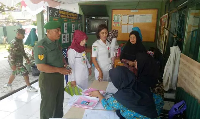 Peduli Kesehatan, Dan Koramil Ranomeeto Gelar Pengobatan Gratis