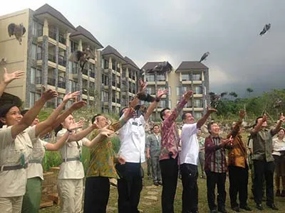 Menpar Arief Yahya Namakan Anak Jerapah "Bimo" di Peresmian Baobab Safari Resort 