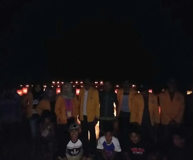 Lampion KKN UHO Hiasi Malam Takbiran di Desa Lamundre Kolaka