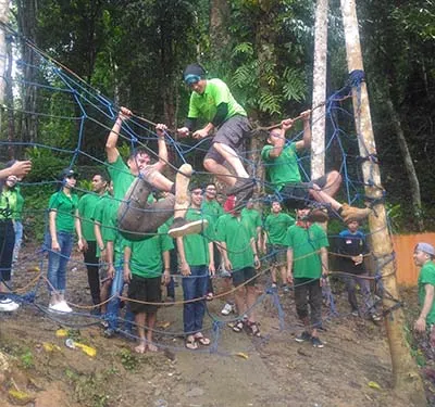 Kuatkan Solidaritas Karyawan, Hotel Sutan Raja Kolaka Gelar Outing di TWA Mangolo