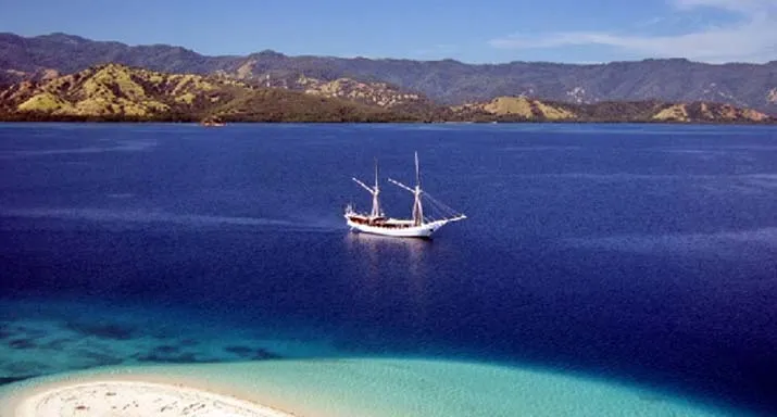 Peserta Wonderful Sail 2 Indonesia 2017 Enjoy di Pantai Riung