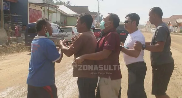 Kesal Karena Proyek Pembangunan Jalan Tak Tuntas, Warga Tanam Pohon Pisang di Jalan Poros Kolaka