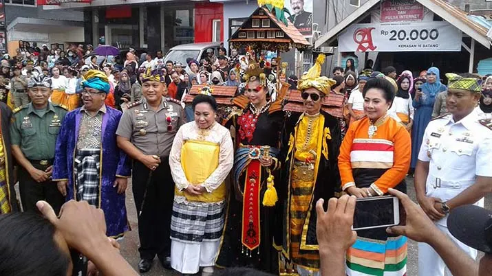 Widi Viera Bangga Kenakan Baju Adat Buton