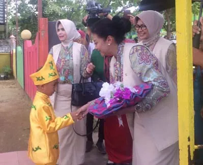 Istri Pangdam XIV Hasanuddin Kunjungi Sekolah Kartika Korem 143/HaluOleo