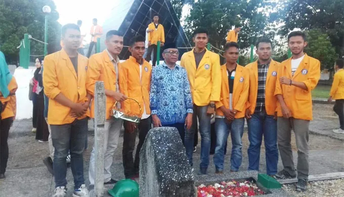 Peringati Hari Pahlawan, Mahasiswa FISIP UHO Gelar Upacara di Makam Pahlawan