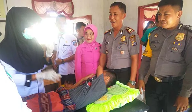 Cerita Brigadir Dekky Sunat Massal 50 Anak di Desa Binaannya