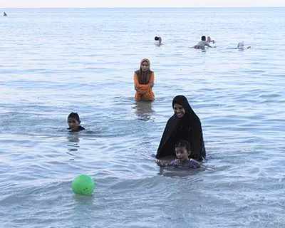 Keelokan Pantai Toronipa, Kesejukan di Laut Biru
