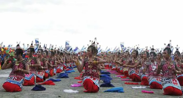 Panjat Pinang di Laut dan Tarian Kolosal Hebohkan Festival Wakatobi Wave 2017