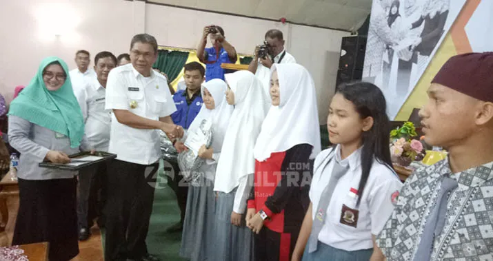 Sekitar 300 Siswa di Pomalaa Terima Beasiswa PT Antam