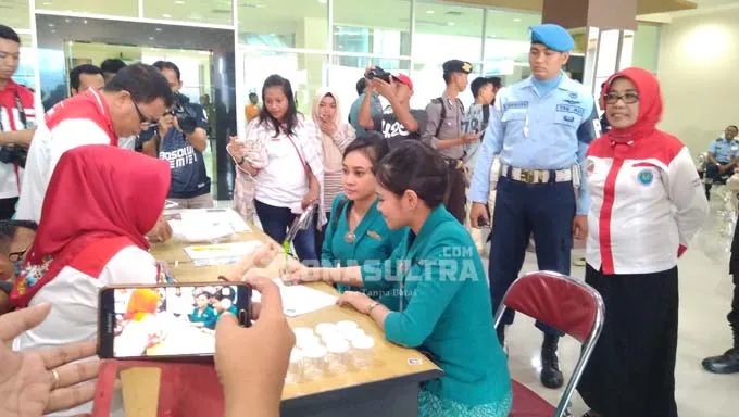 BNNP Sultra Gelar Tes Urine ke Sejumlah Personil Maskapai di Bandara Haluoleo