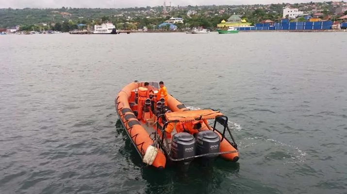 Kapal Pengangkut Barang Bekas dari Kepri Kandas di Perairan Kabaena