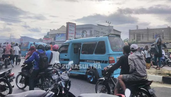Kebakaran, Akses Jalan Depan Kampus UHO Kendari Macet