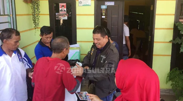 Kunjungi Sultra, Umar Arsal Bagikan 1500 Paket Sembako