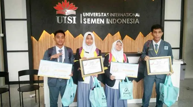 Siswa MAN IC Kendari Raih Juara II LKTI Nasional