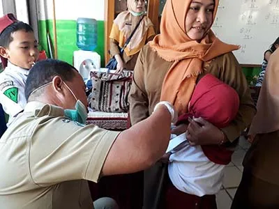 Laksanakan Imunsasi MR di SD 5 Baruga, 1 Siswa Menolak Diimunisasi