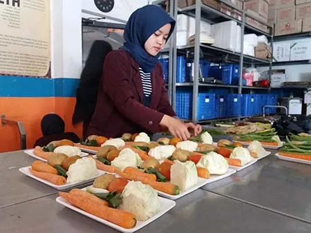 Proses pengepakan sayuran sebelum memasok ke pasar modern