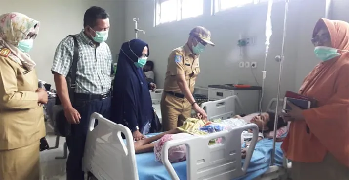 Bupati Bombana Jenguk Hajra di RS Bahteramas Kendari