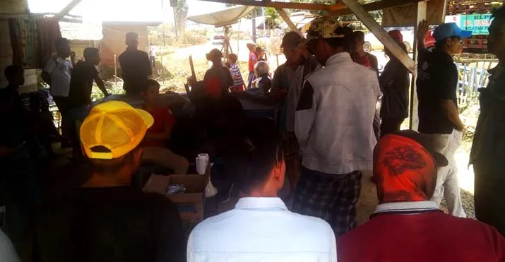 Warga Desa Besu Blokir Jalan Tambang Morosi