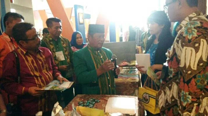 Kepala DPMPTSP Konut, Tasman Tabara bersama Pihak penyelanggara dan Dinas DMPTSP Provinsi Jawab Barat melakukan pengguntian pita sebagai tanda resmi di bukannya pameran nasional Inavest Craftindo.