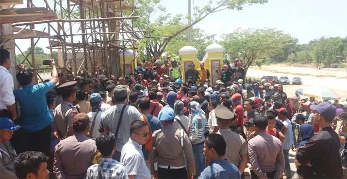Rombak Kabinetnya, Ratusan Warga Demo Bupati Konsel