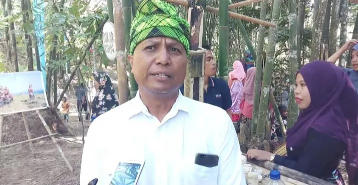 Product designer, Inovasi, Kreatif dan Kolaborasi Nusantara (IKKON), bagian program Badan Ekonomi Kreatif (Bekraf) Republik Indonesia (RI), Adhi Nugraha