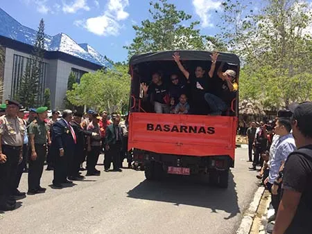 Ali Mazi Lepas Tim Satgas Anoa Sultra Bantu Korban Gempa Sulteng
