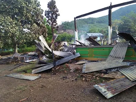 Diduga Arus Pendek, Rumah Kades Patikala di Kolut Terbakar