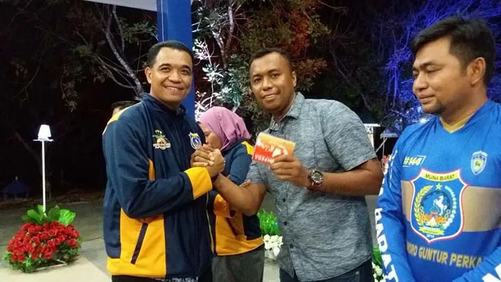 Bupati Mubar Serahkan Bonus Atlet Peraih Medali Poprov XIII