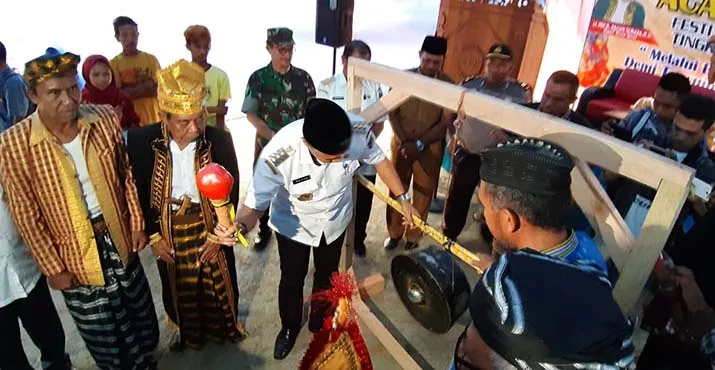 Lestarikan Budaya Lokal, Bupati Mubar Buka Festival Pantun Modero