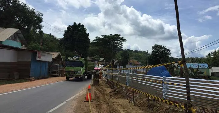 Kondisi arus lalu lintas saat ini di Kelurahan Rawua atau tepatnya di titik jalan amblas