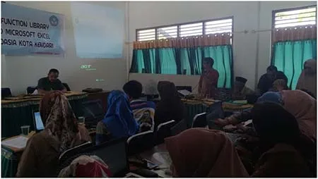 Fakultas Teknik UHO Beri Pembekalan Ms Excel ke Guru SD