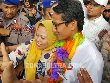 Datang ke Pelelangan, Sandiaga Jadi Rebutan Emak-emak