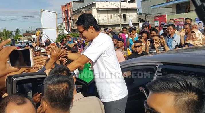 Datang ke Pelelangan, Sandiaga Jadi Rebutan Emak-emak