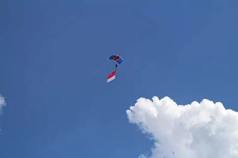 Atraksi Terjun Payung Warnai Pembukaan Porprov XIII di Kolaka