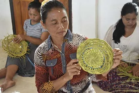 TPID Andoolo Konsel Kembangkan Ekonomi Kreatif Kerajinan Tangan Ingko