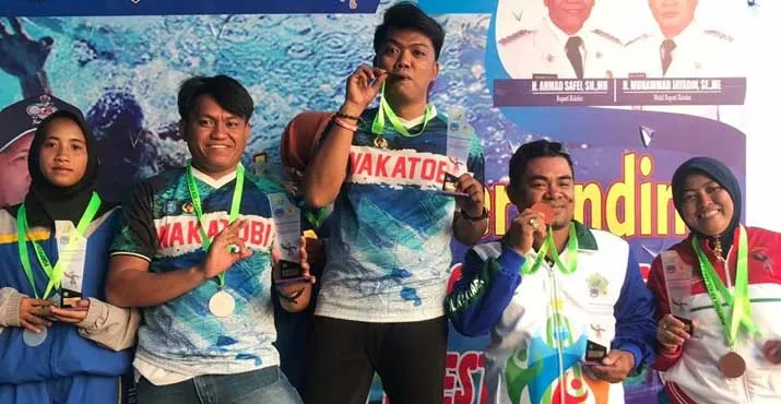 Sejumlah Atlet Selam dari berbagai daerah di Sultra naik podium untuk menerima  medali,termasuk atlet dari Wakatobi yang berhasil meraih 2 medali emas, 1 perak dan 1 medali perunggu