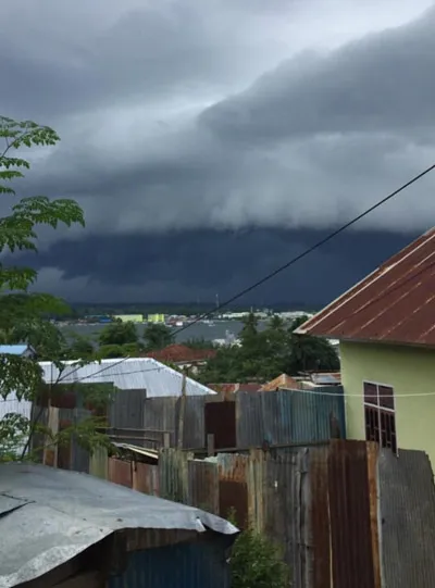 Awan Menyerupai Gelombang Tsunami Terlihat di Langit Kendari