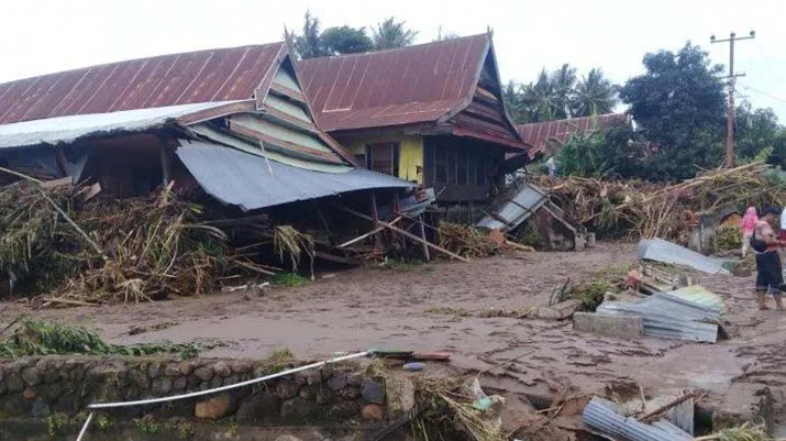 Banjir Landa 53 Kecamatan di Sulsel, 8 Tewas, Ribuan Warga Mengungsi