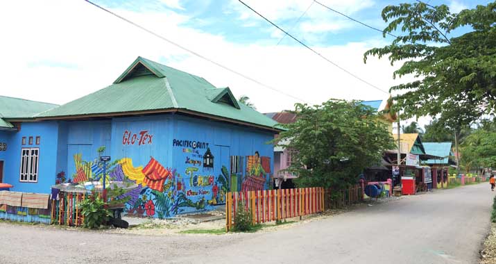 Penuh Warna, Indahnya Kampung Tenun Sulaa di Baubau