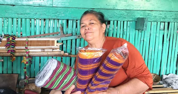 Penuh Warna, Indahnya Kampung Tenun Sulaa di Baubau