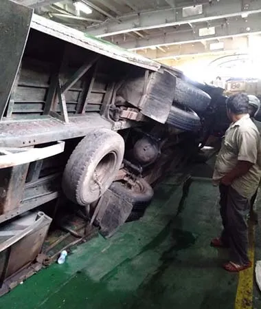 Dihantam Ombak Teluk Bone, 4 Bus Terbalik dalam KMP Permata