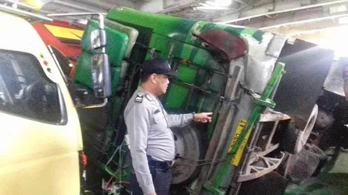 Dihantam Ombak Teluk Bone, 4 Bus Terbalik dalam KMP Permata