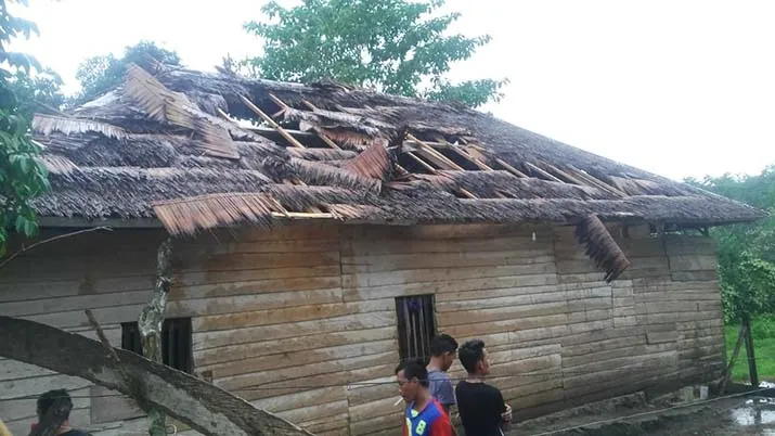 Personel Polsek Andoolo Perbaiki Rumah Warga yang Rusak Diterjang Angin