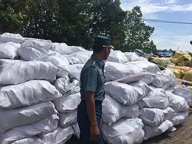 Bea Cukai dan Lanal Kendari Amankan Ratusan Bal Barang Bekas