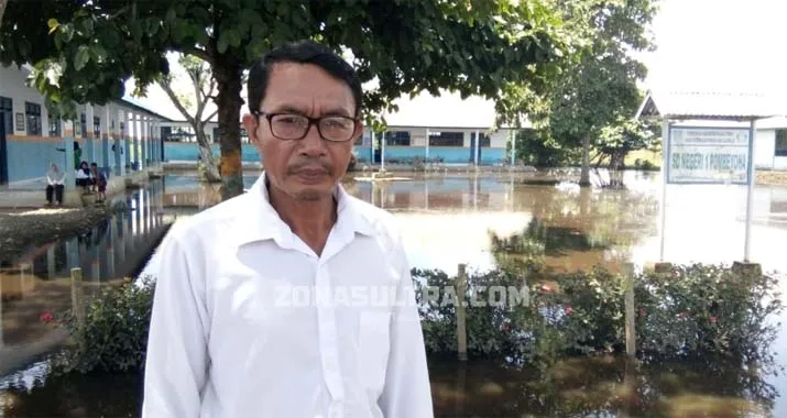 Harsono, salah seorang guru honor SD 1 Pombeyoha