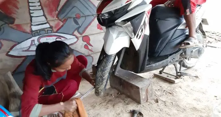 Bantu Nafkahi Keluarga, Gadis di Mubar Jadi Tukang Bengkel
