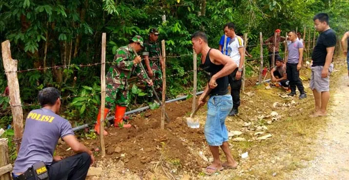 TNI-Polri dan Masyarakat Kerjasama Aliri Air Bersih di Desa Andeo